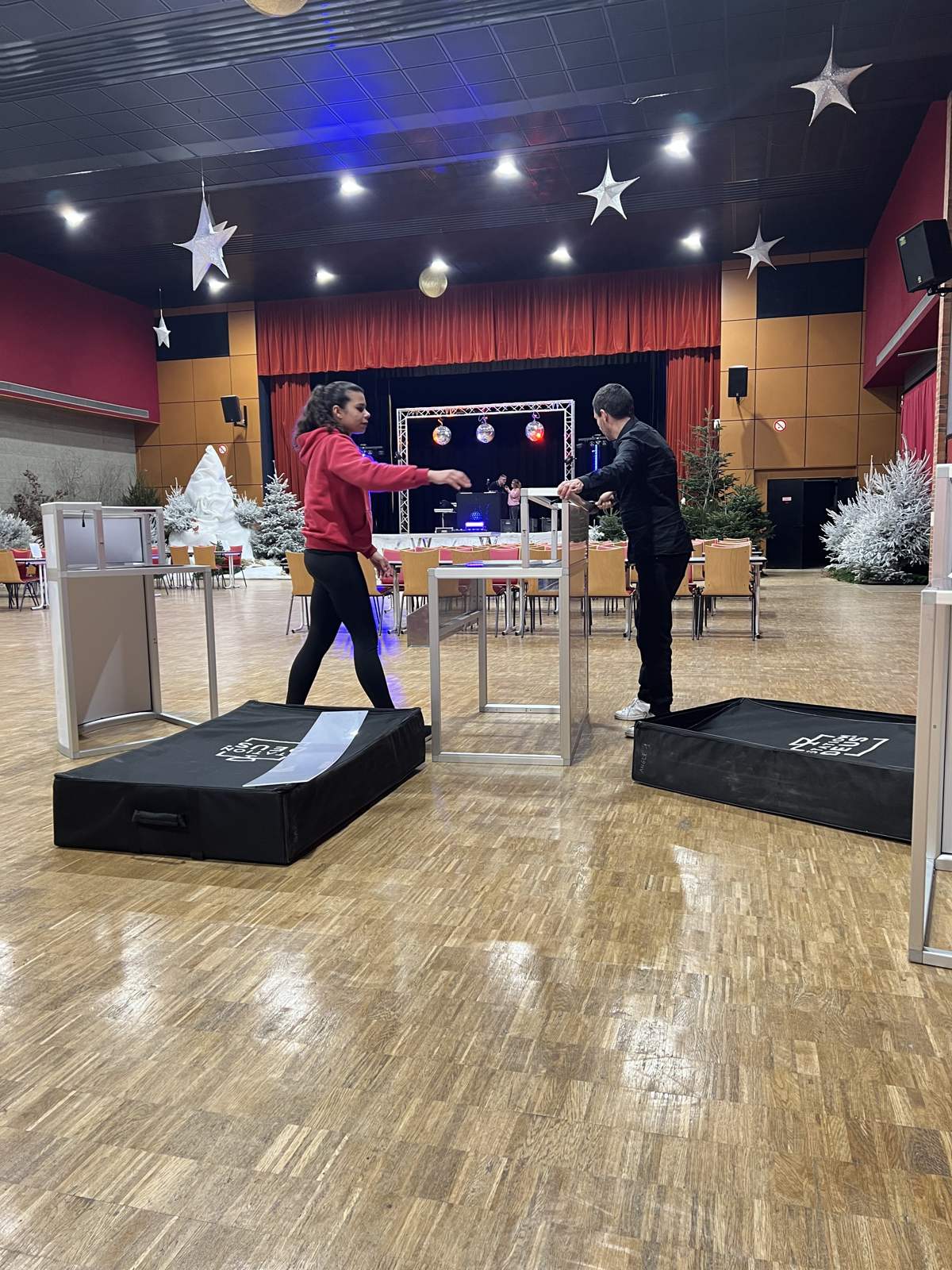 Bar mobile installé dans une salle de réception avant l'événement