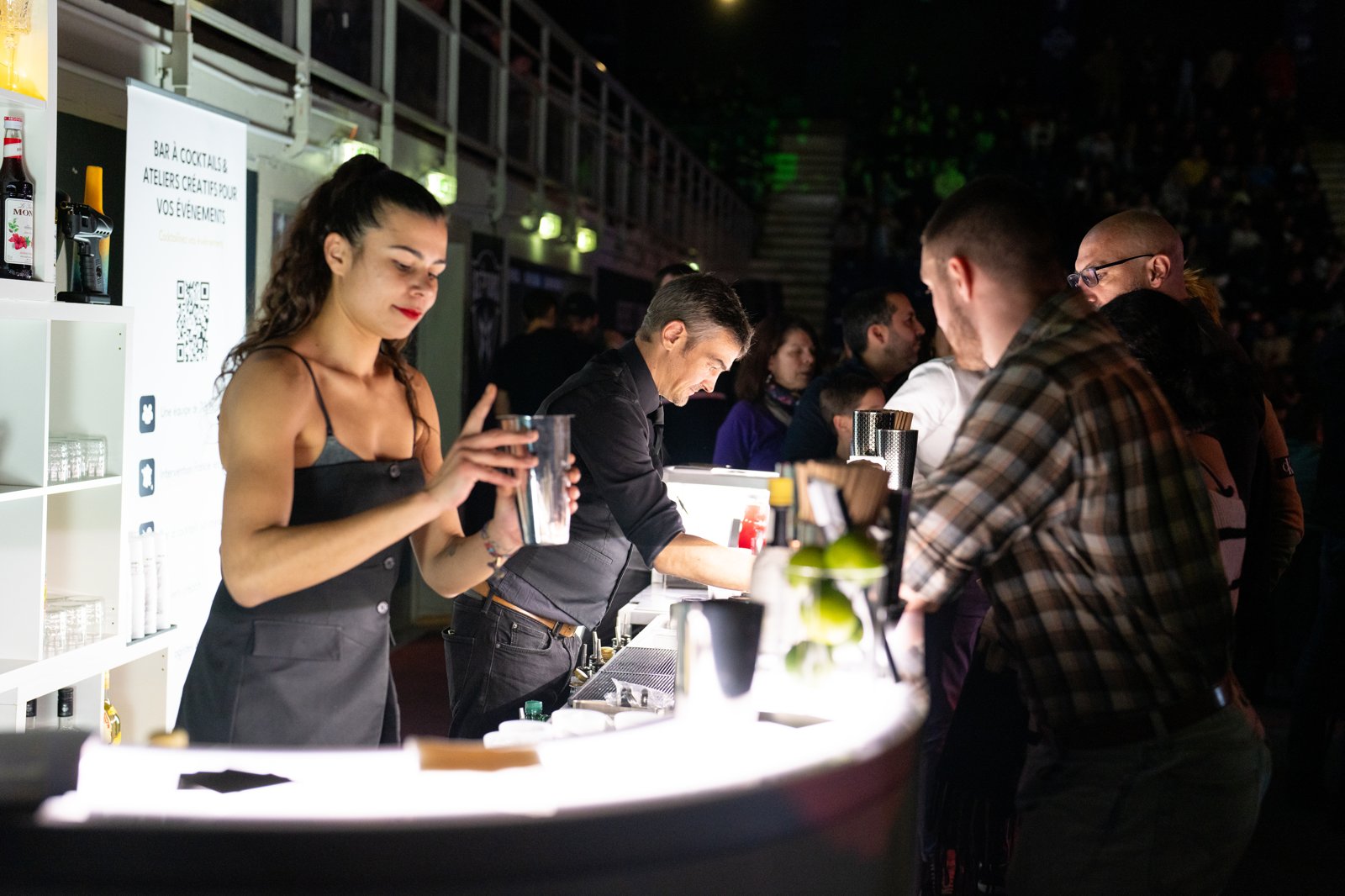 Barmaid préparant plusieurs cocktails à la fois au bar