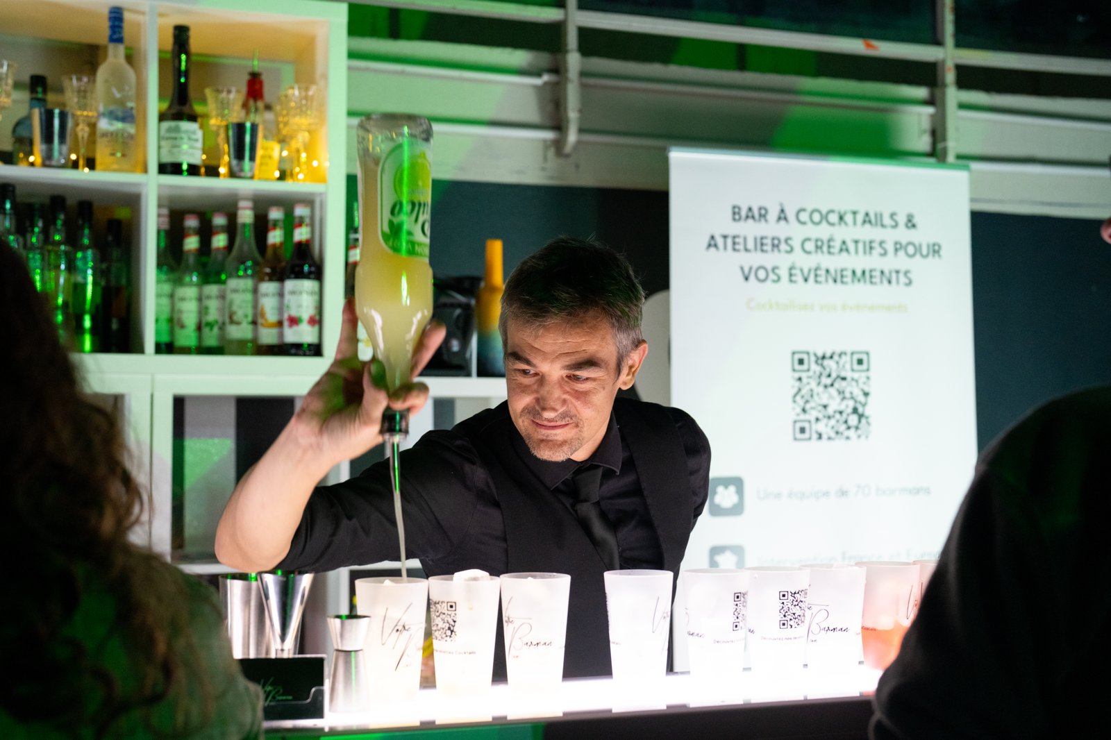 Barman de Votre Barman derrière un bar à cocktails événementiel