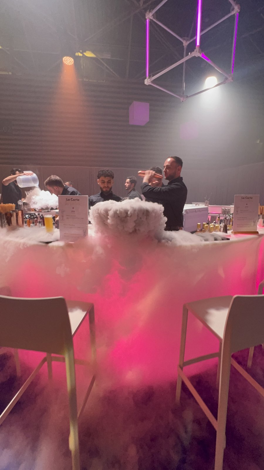 Brume de carboglace retombant en cascade autour du bar lors d'un événement