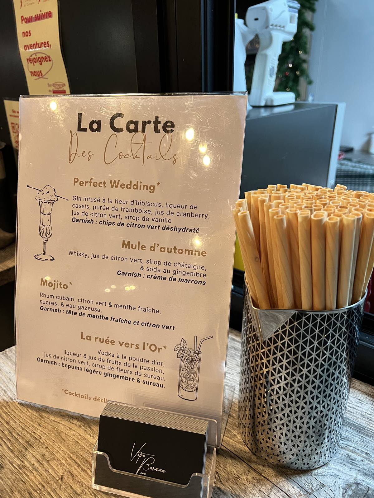 Carte de cocktails événementielle présentée sur le bar