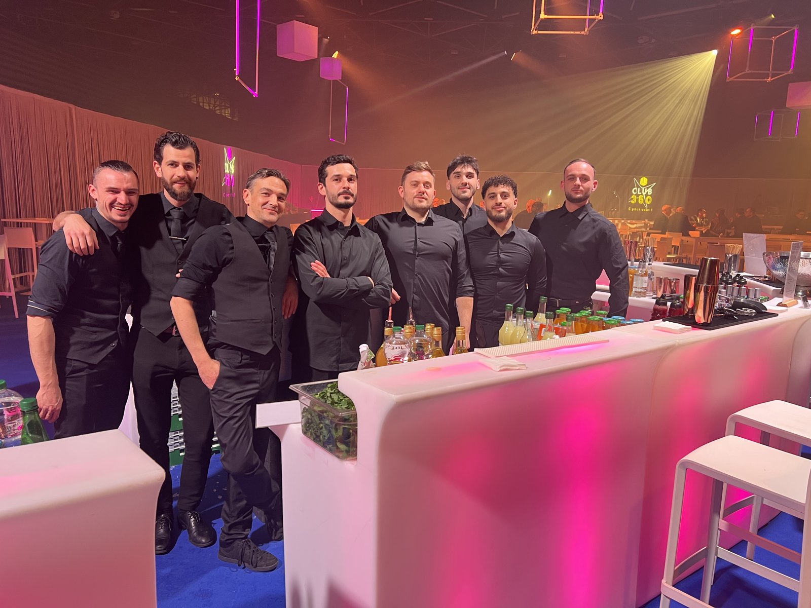 Bar mobile et équipe de barmans en place avant le service