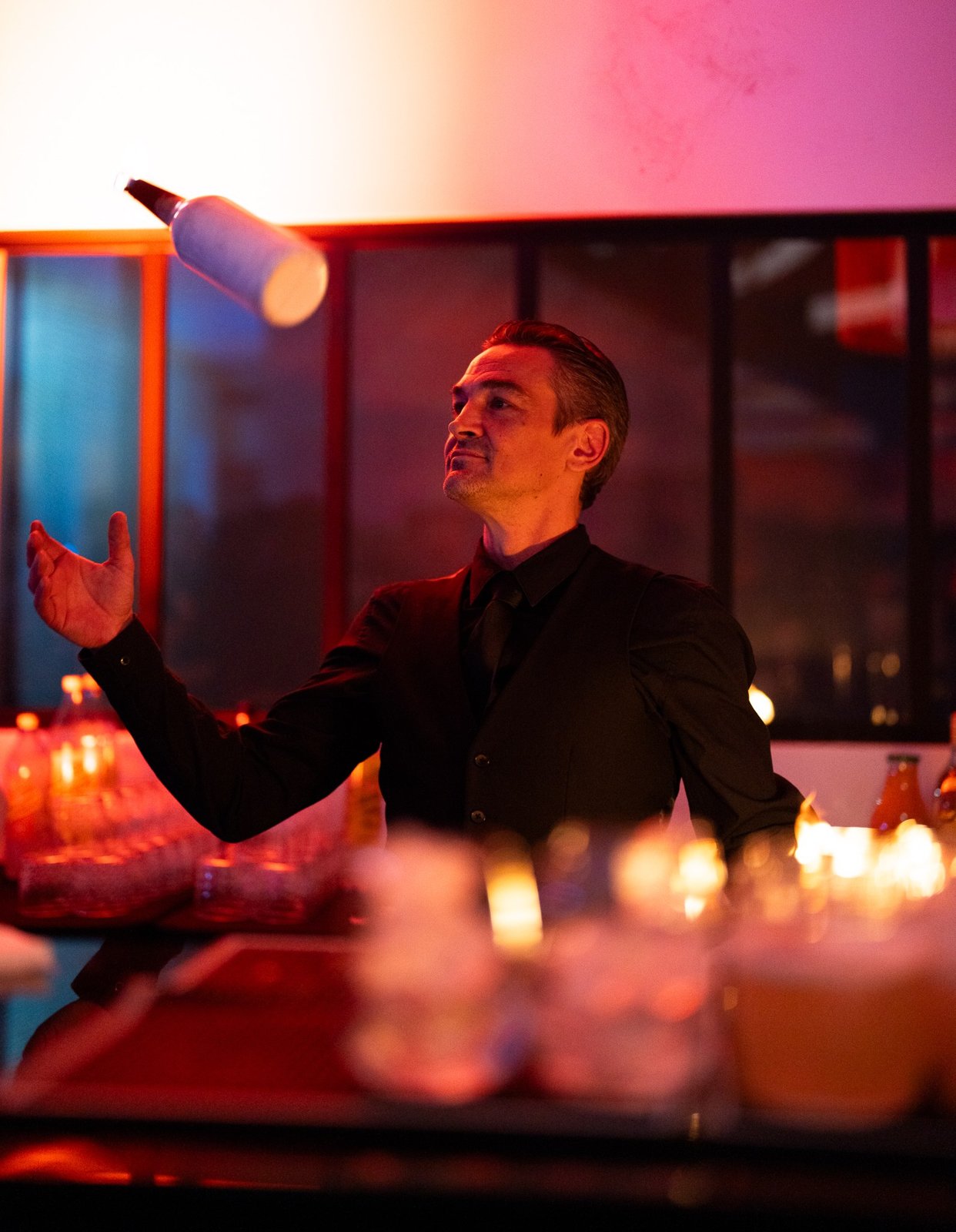 Show de bar avec flair et ambiance lumineuse lors d'une soirée événementielle